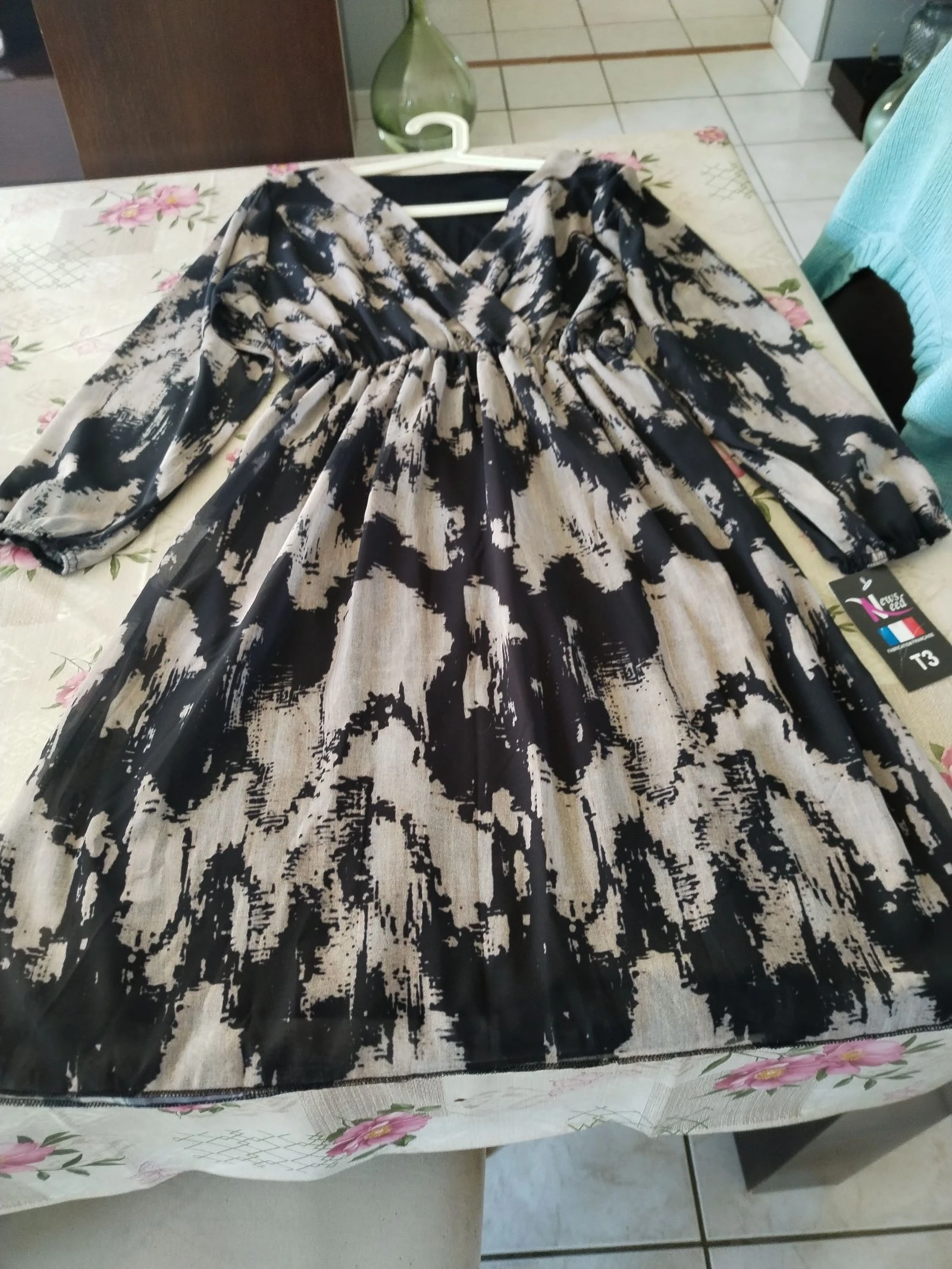 Hermoso vestido nuevo forrado con mangas largas elásticas en las muñecas, fabricación francesa. – photo 2